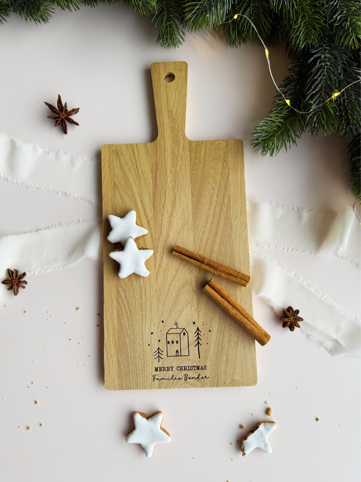 Weihnachtliches Schneidebrett mit skandinavischem Motiv