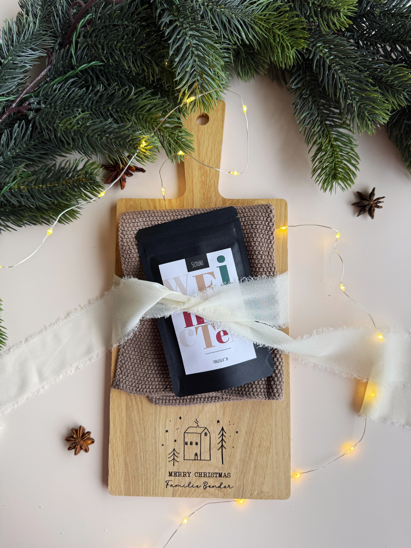 Weihnachtliches Schneidebrett mit skandinavischem Motiv