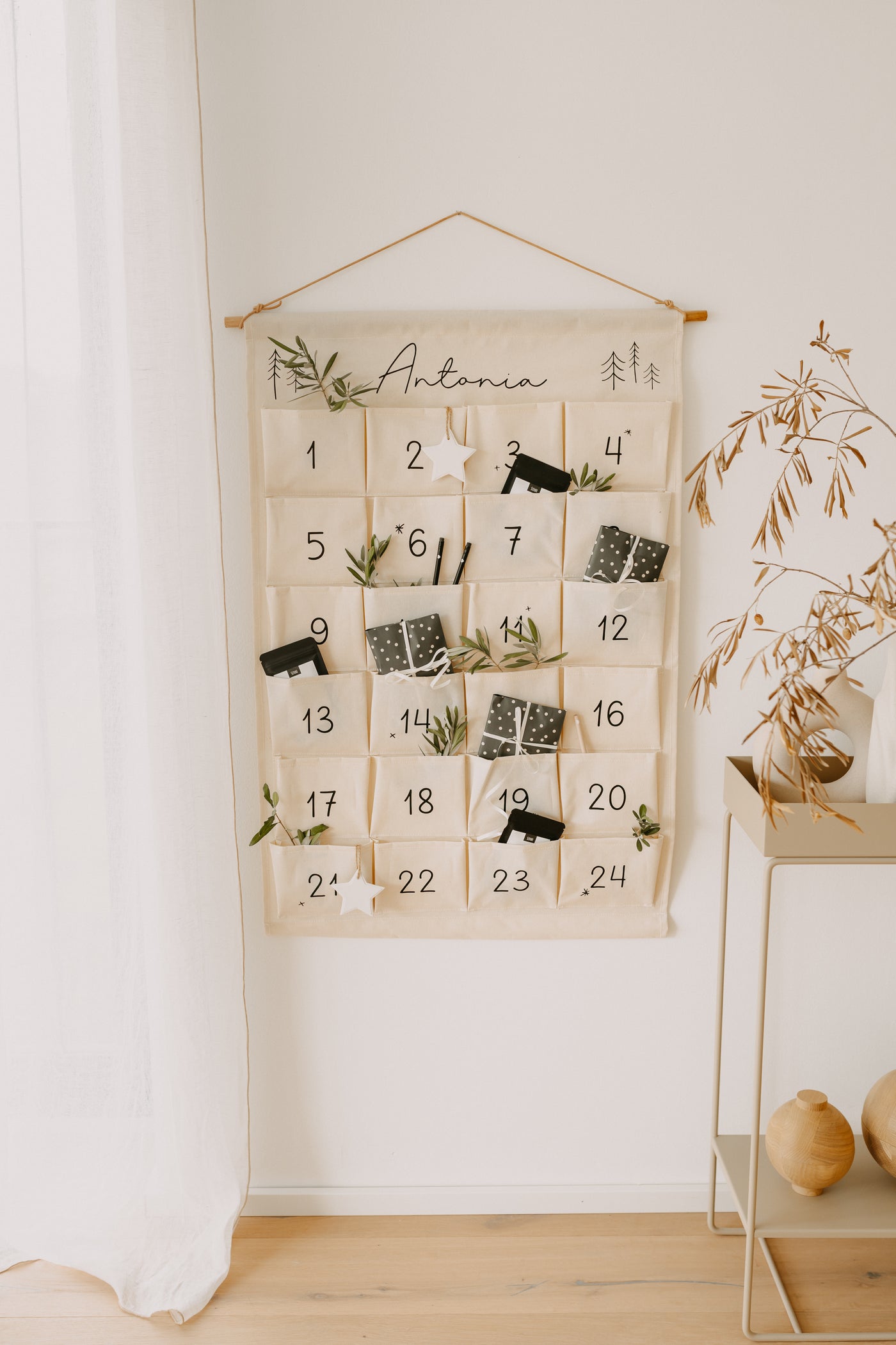 Adventskalender aus Stoff mit Name & Bäumen