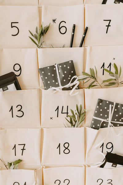 Adventskalender aus Stoff mit Name & Bäumen