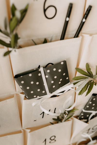 Adventskalender aus Stoff mit Name & Bäumen