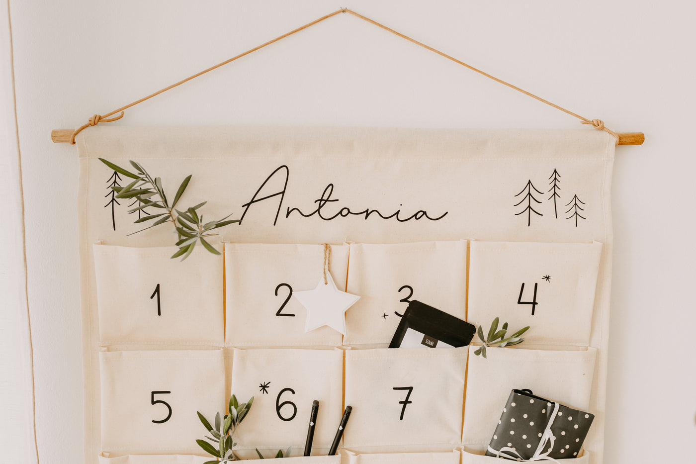 Adventskalender aus Stoff mit Name & Bäumen