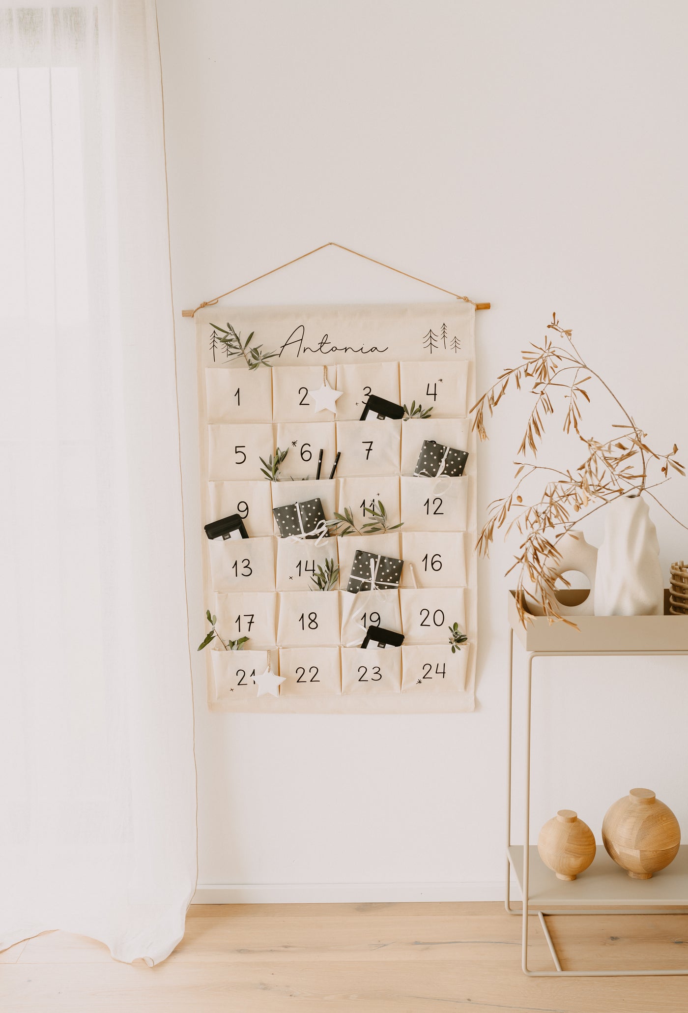 Adventskalender aus Stoff mit Name & Bäumen