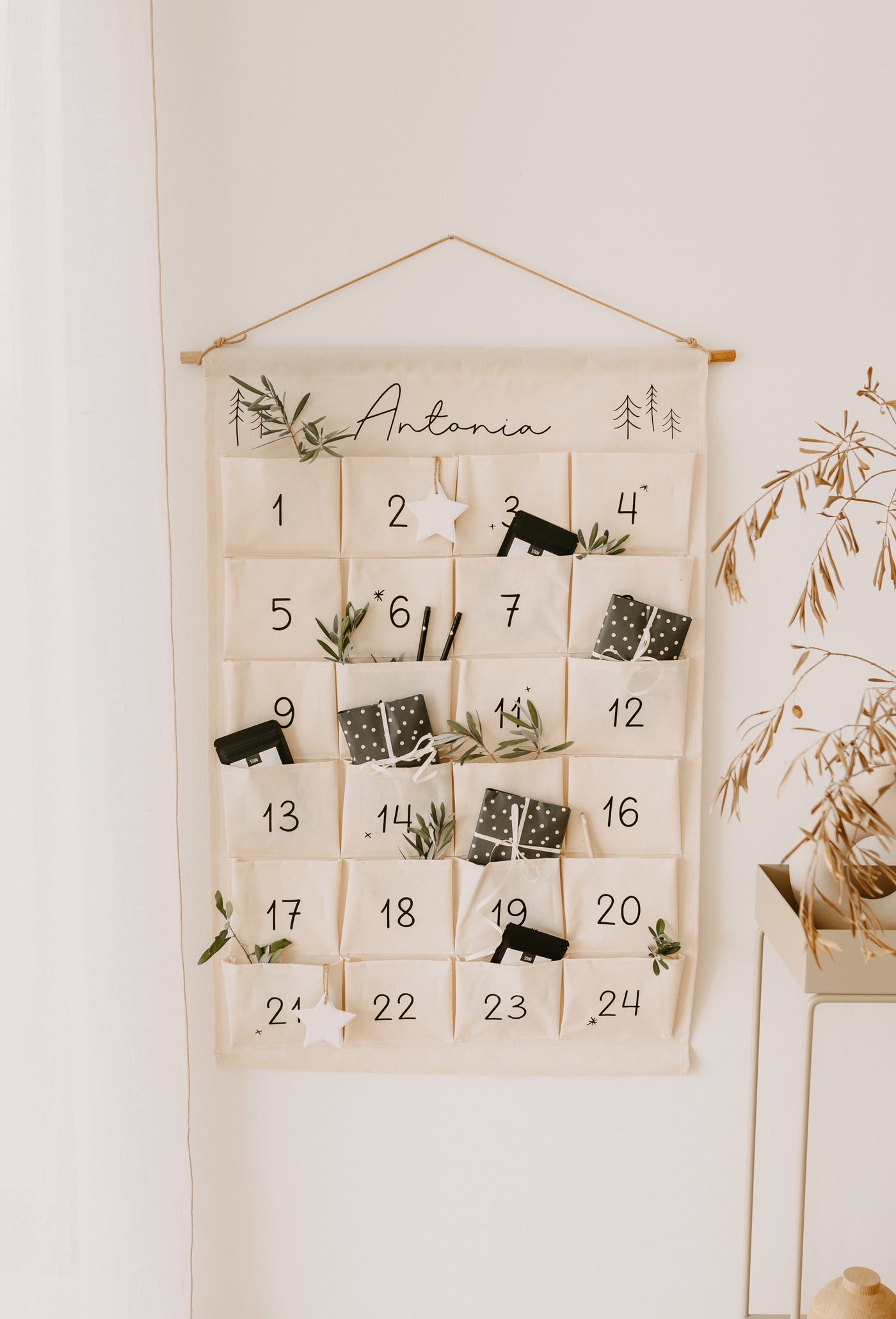Adventskalender aus Stoff mit Name & Bäumen