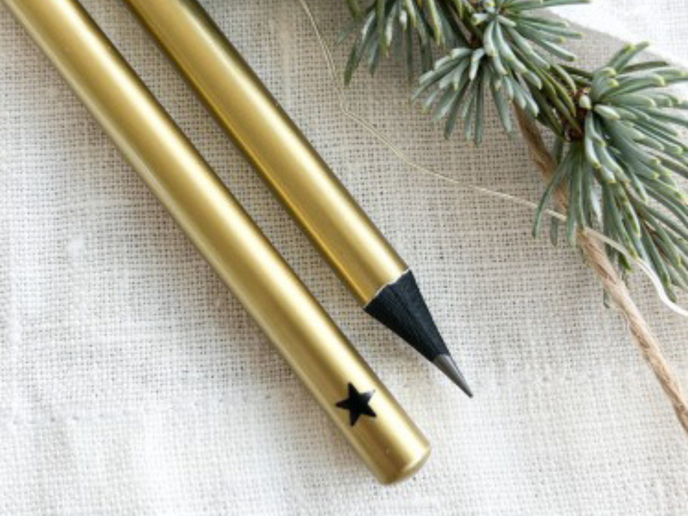 Bleistift von Frau Lenzain in gold getaucht und mit schwarzem Herz als Geschenkidee für Papeterie-Liebhaber