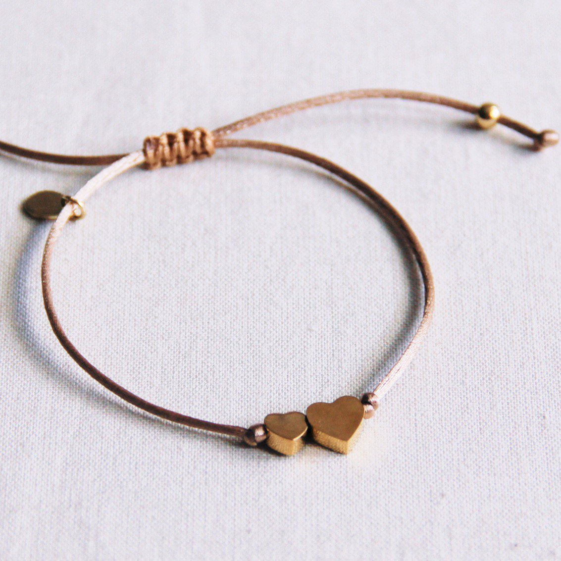 Satinarmband mit Herzen in taupe/gold