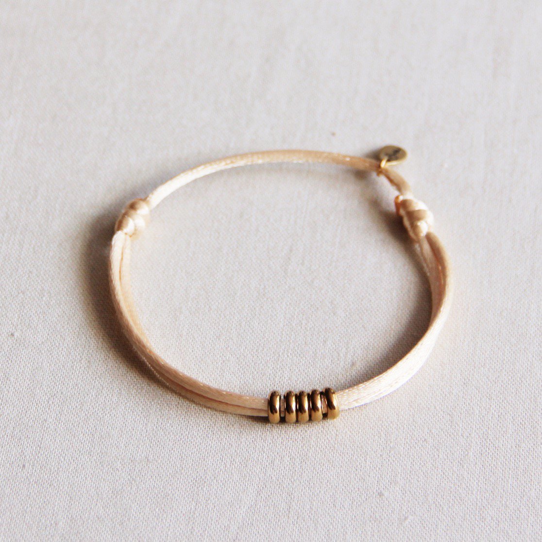 Satinarmband mit Ringen - sandfarben/gold