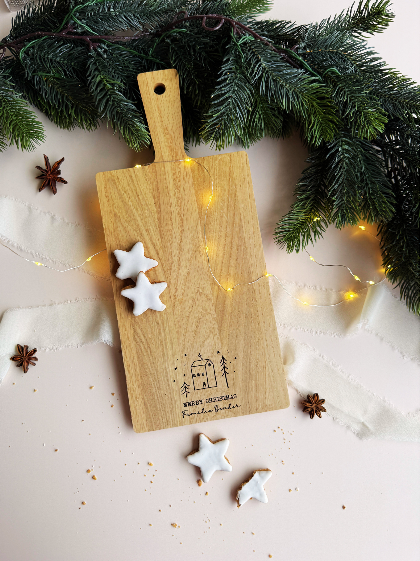 Weihnachtliches Schneidebrett mit skandinavischem Motiv