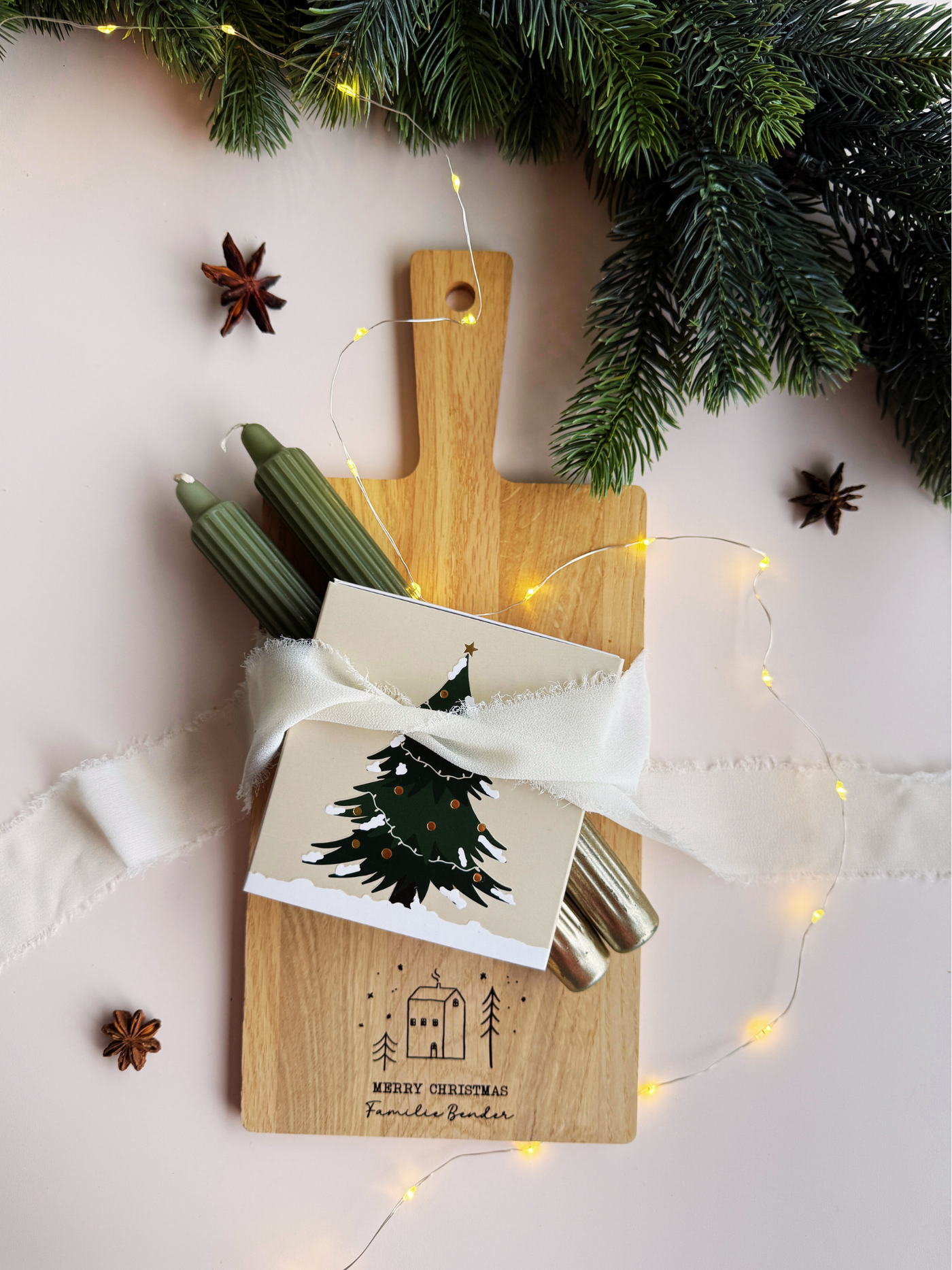 Weihnachtliches Schneidebrett mit skandinavischem Motiv