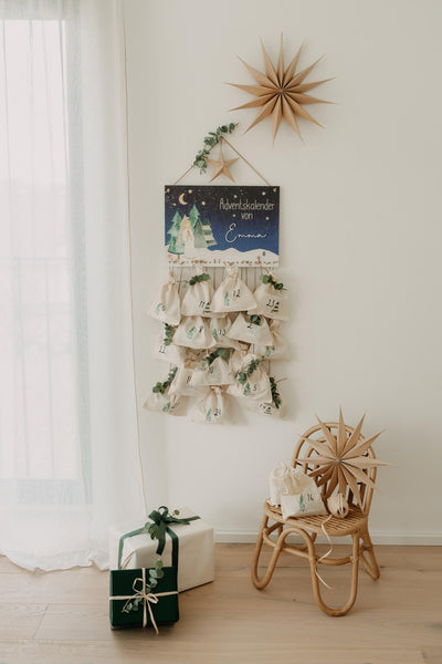 Adventskalender Christkind-Motiv & aufgesetztem Namen aus Acryl