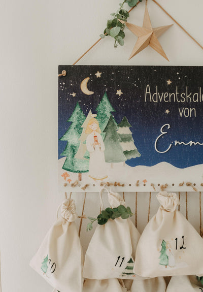 Adventskalender Christkind-Motiv & aufgesetztem Namen aus Acryl