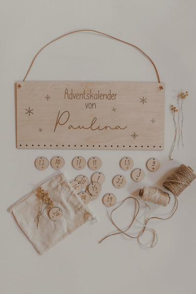 Adventskalender aus Holz mit Namen & gravierten Schneeflocken