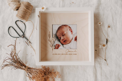 Bilderrahmen mit personalisierter Gravur als Babygeschenk 25 x 25 cm
