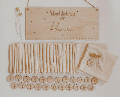 Adventskalender aus Holz mit Namen & ausgeschnittenen Sternen