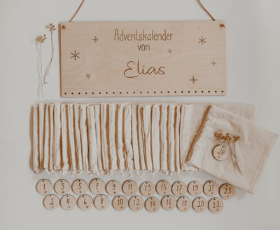 Adventskalender aus Holz mit Namen & gravierten Schneeflocken