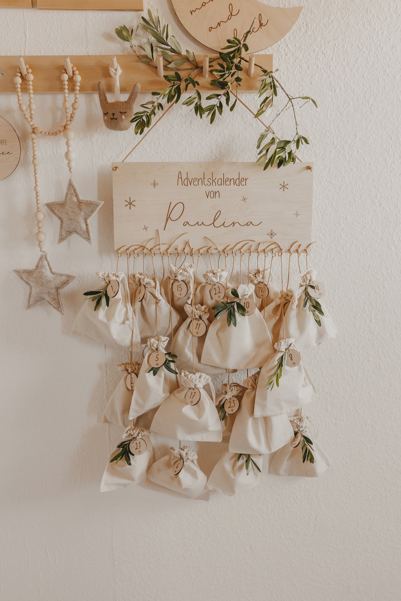Adventskalender aus Holz mit Namen & gravierten Schneeflocken