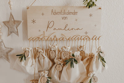 Adventskalender aus Holz mit Namen & gravierten Schneeflocken