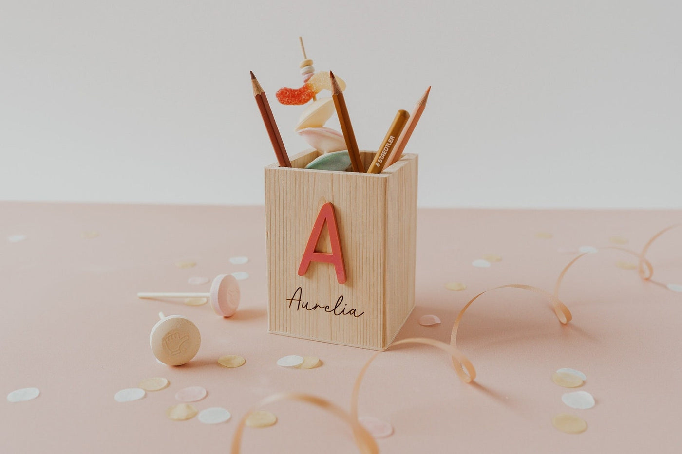 Stiftebecher mit aufgesetztem Acrylbuchstaben & Name